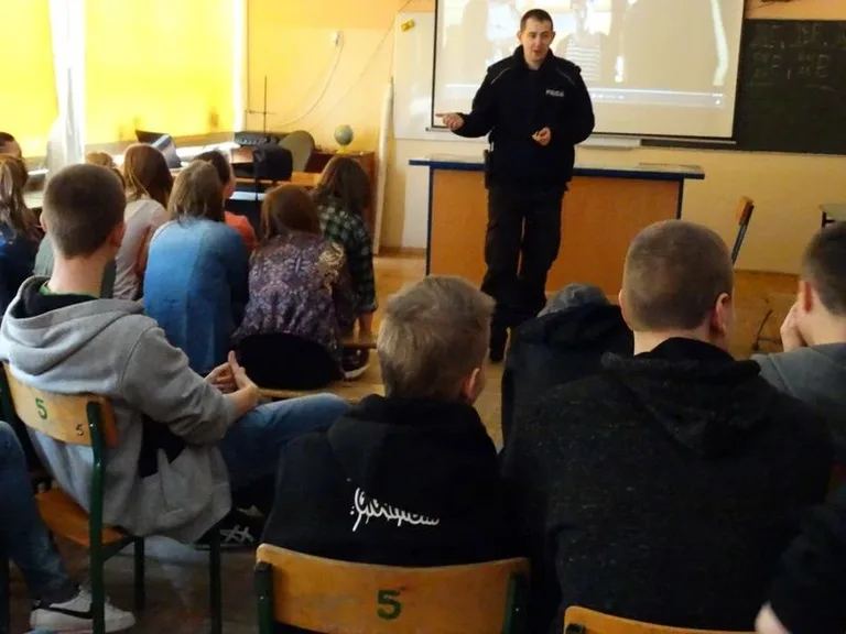Policjanci spotkali się z uczniami szkół (zdjęcia)