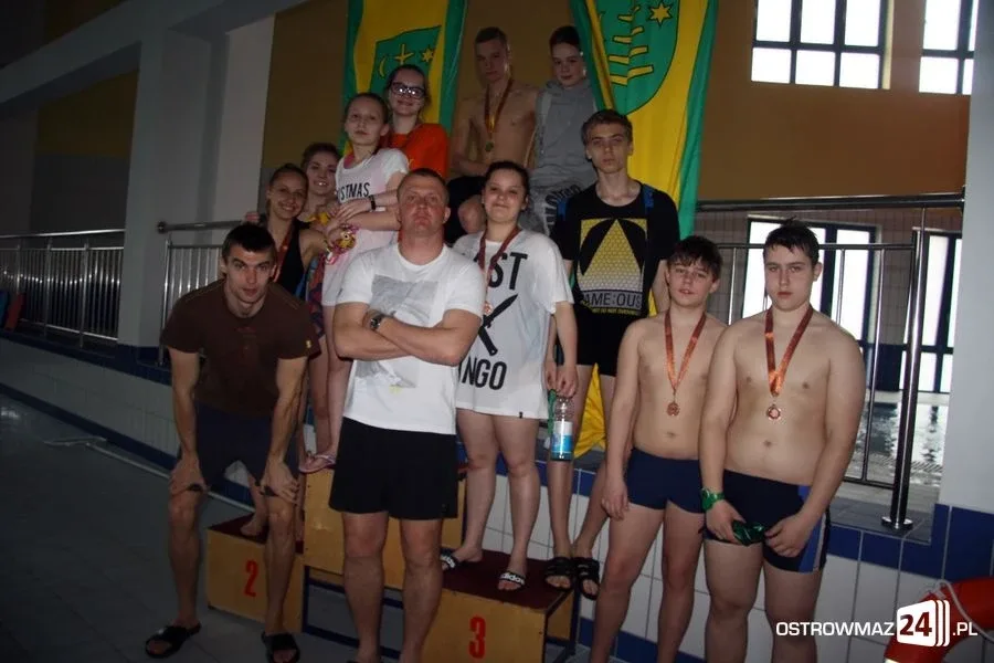 Międzyszkolna rywalizacja na basenie (zdjęcia)