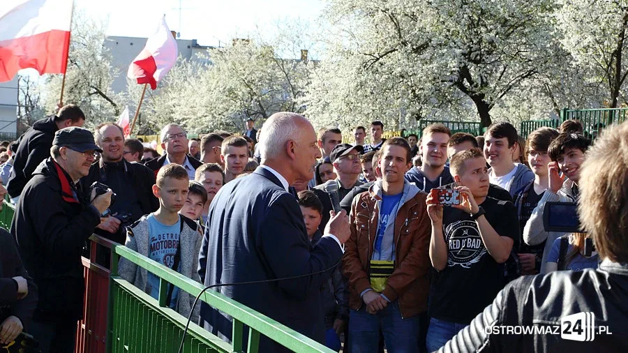 Janusz Korwin-Mikke na stadionie (zdjęcia, wideo)