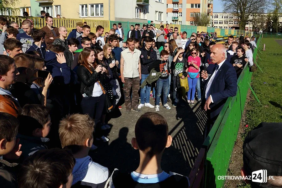 Janusz Korwin-Mikke na stadionie (zdjęcia, wideo)