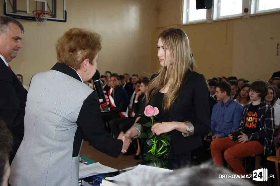 Maturzyści Ekonomika abiturientami (zdjęcia)