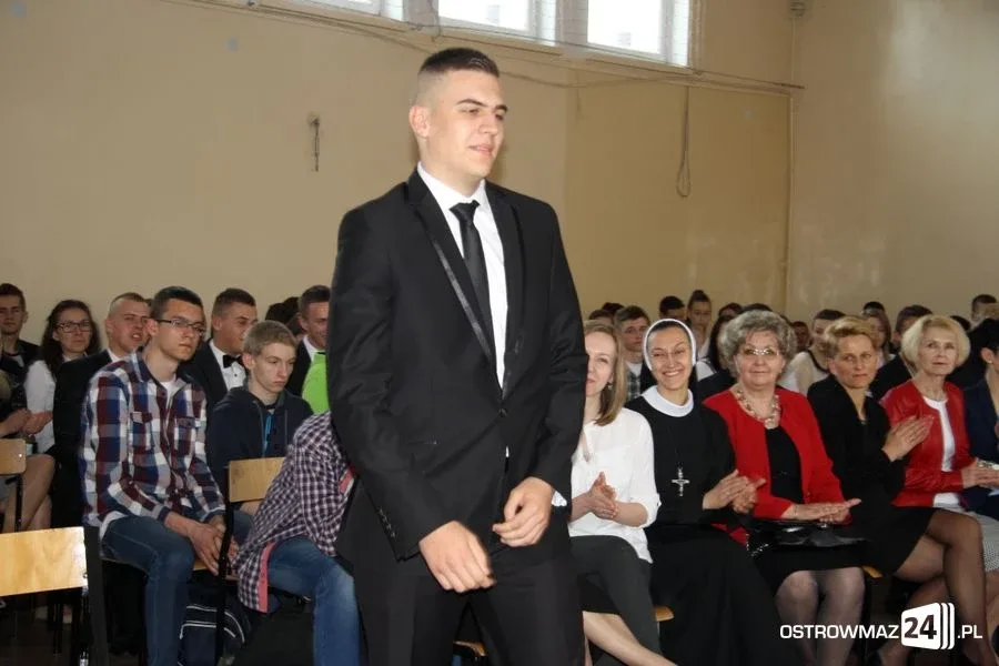 Maturzyści Ekonomika abiturientami (zdjęcia)
