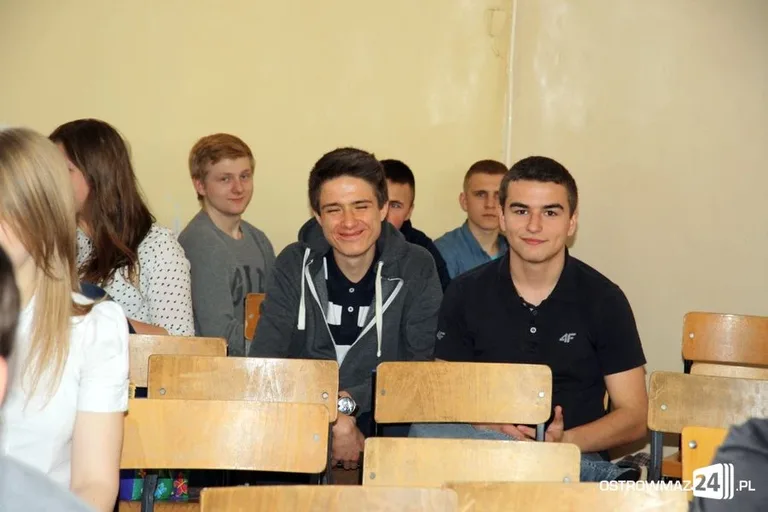 Maturzyści Ekonomika abiturientami (zdjęcia)