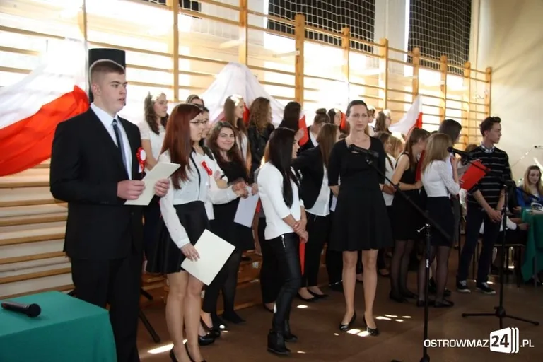 Maturzyści Ekonomika abiturientami (zdjęcia)