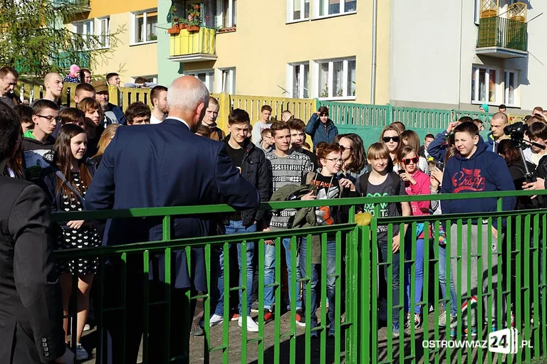 Janusz Korwin-Mikke na stadionie (zdjęcia, wideo)