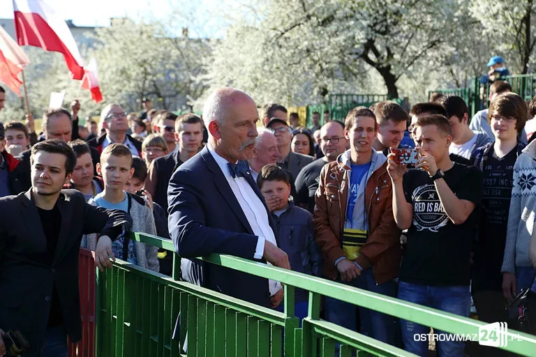 Janusz Korwin-Mikke na stadionie (zdjęcia, wideo)