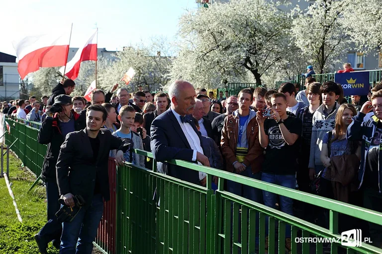 Janusz Korwin-Mikke na stadionie (zdjęcia, wideo)