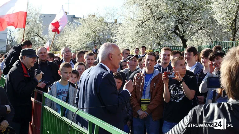 Janusz Korwin-Mikke na stadionie (zdjęcia, wideo)