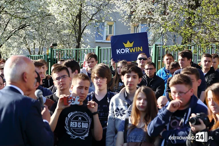 Janusz Korwin-Mikke na stadionie (zdjęcia, wideo)