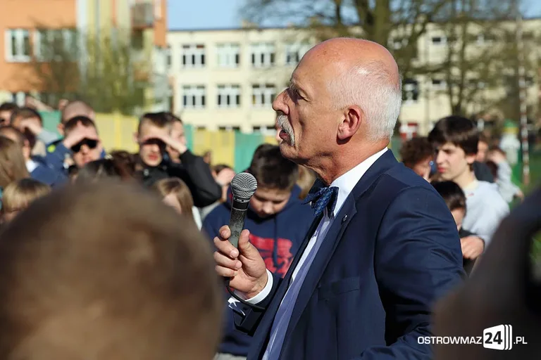 Janusz Korwin-Mikke na stadionie (zdjęcia, wideo)
