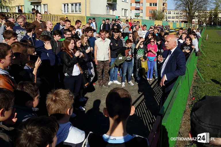 Janusz Korwin-Mikke na stadionie (zdjęcia, wideo)