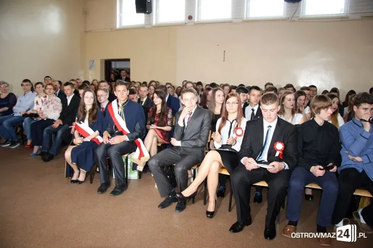 Maturzyści Ekonomika abiturientami (zdjęcia)
