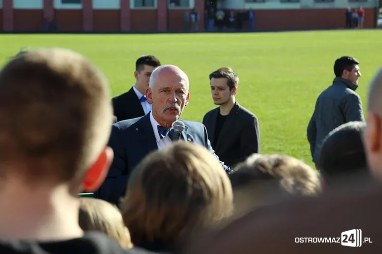 Janusz Korwin-Mikke na stadionie (zdjęcia, wideo)