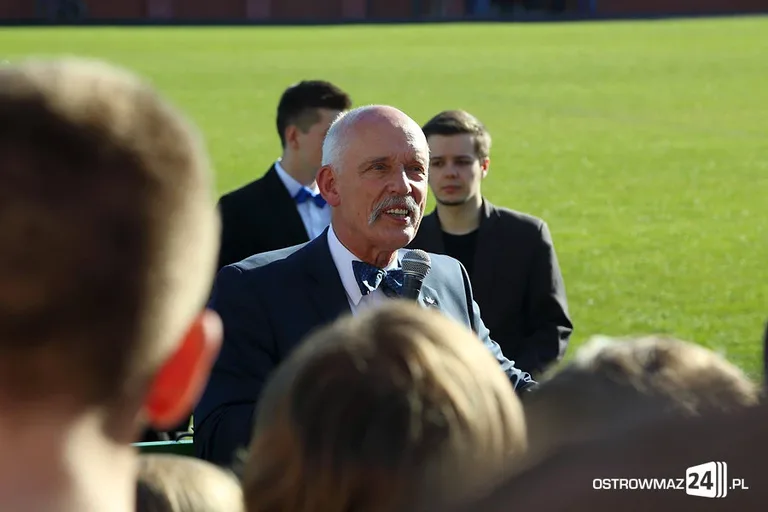 Janusz Korwin-Mikke na stadionie (zdjęcia, wideo)