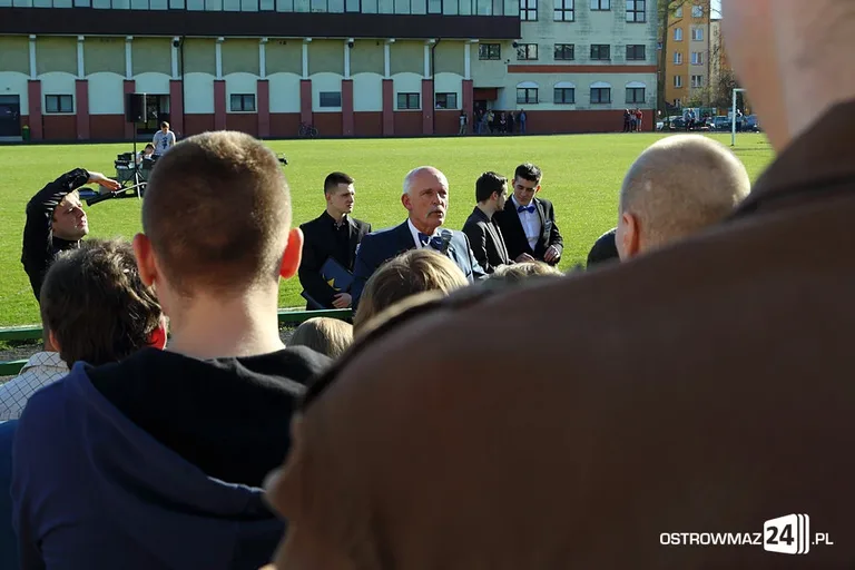 Janusz Korwin-Mikke na stadionie (zdjęcia, wideo)