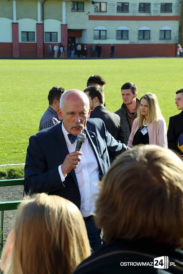 Janusz Korwin-Mikke na stadionie (zdjęcia, wideo)