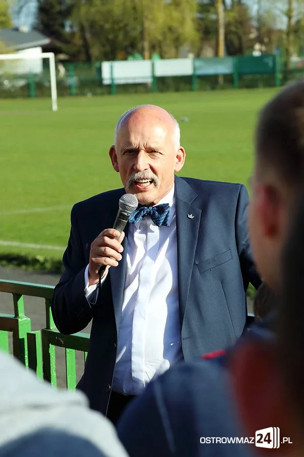 Janusz Korwin-Mikke na stadionie (zdjęcia, wideo)