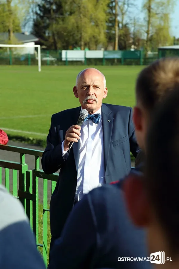 Janusz Korwin-Mikke na stadionie (zdjęcia, wideo)