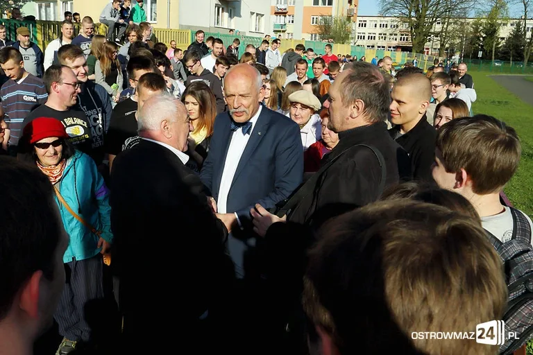 Janusz Korwin-Mikke na stadionie (zdjęcia, wideo)