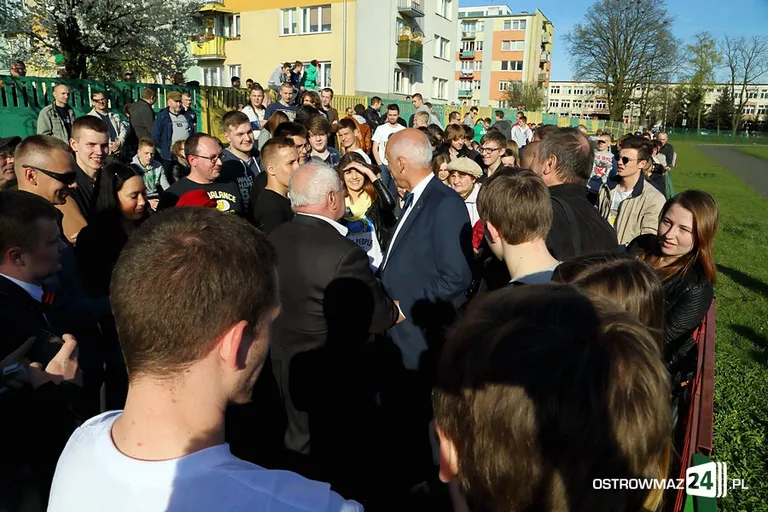 Janusz Korwin-Mikke na stadionie (zdjęcia, wideo)