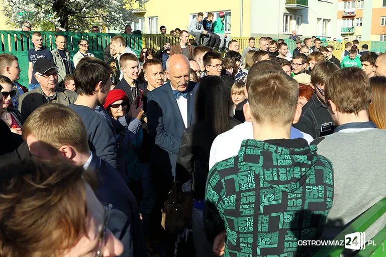 Janusz Korwin-Mikke na stadionie (zdjęcia, wideo)