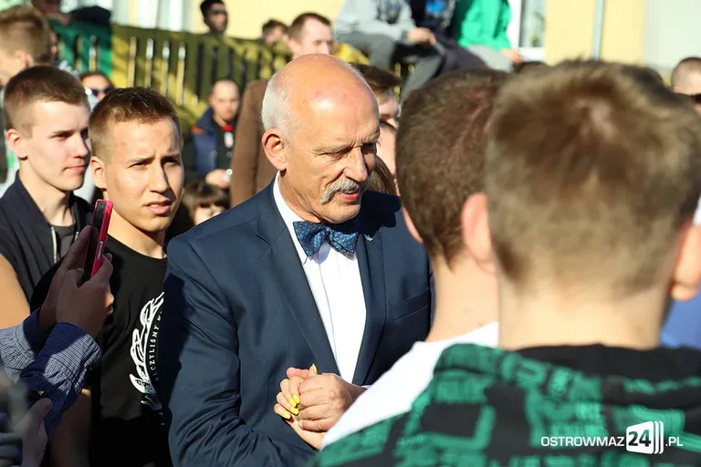 Janusz Korwin-Mikke na stadionie (zdjęcia, wideo)