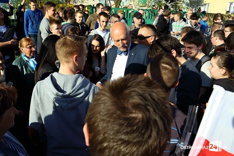Janusz Korwin-Mikke na stadionie (zdjęcia, wideo)