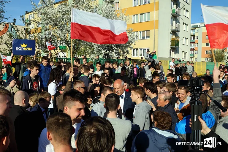 Janusz Korwin-Mikke na stadionie (zdjęcia, wideo)