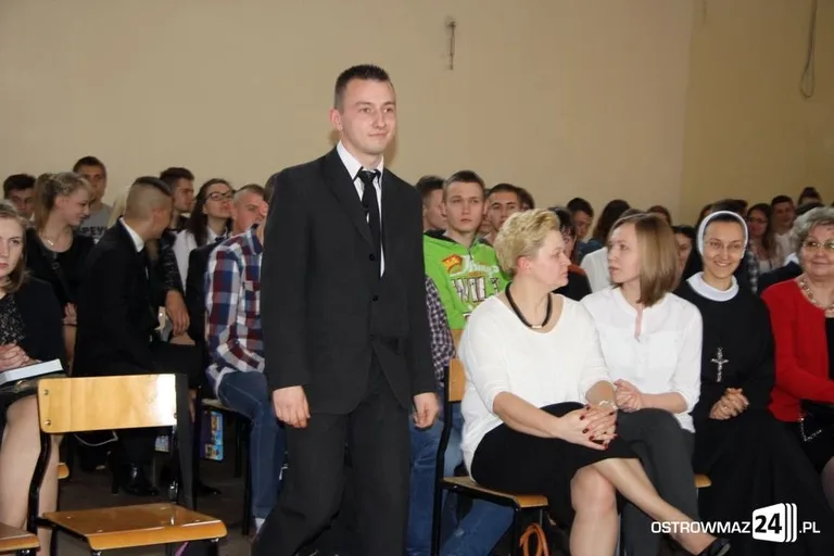 Maturzyści Ekonomika abiturientami (zdjęcia)