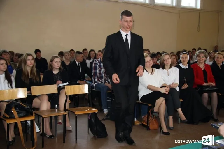 Maturzyści Ekonomika abiturientami (zdjęcia)