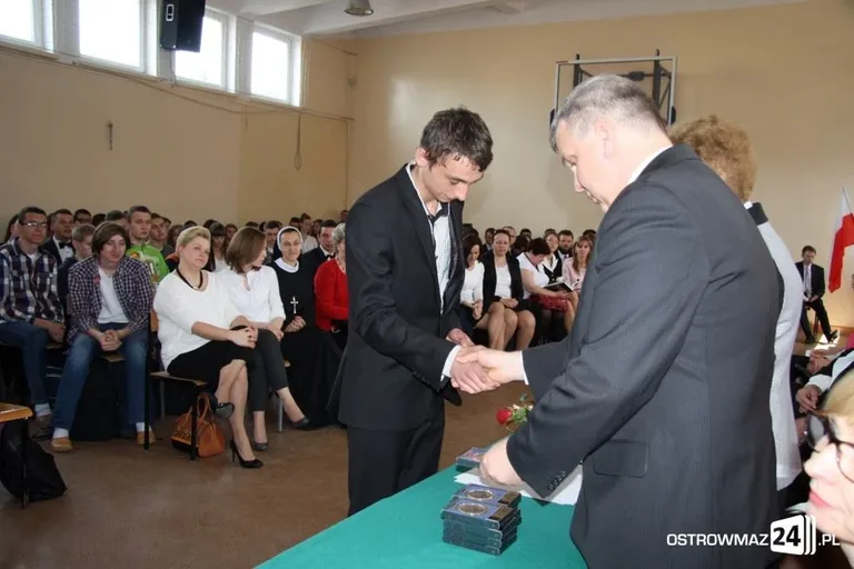Maturzyści Ekonomika abiturientami (zdjęcia)