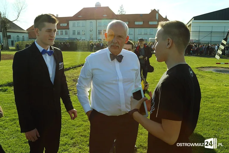 Janusz Korwin-Mikke na stadionie (zdjęcia, wideo)