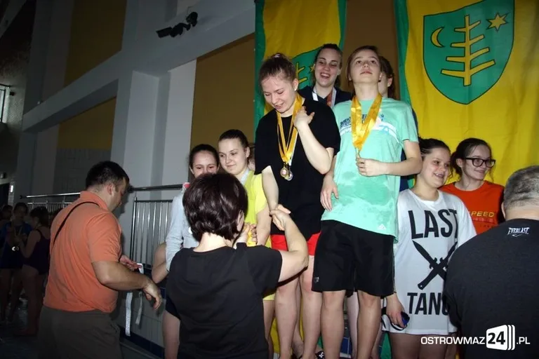 Międzyszkolna rywalizacja na basenie (zdjęcia)