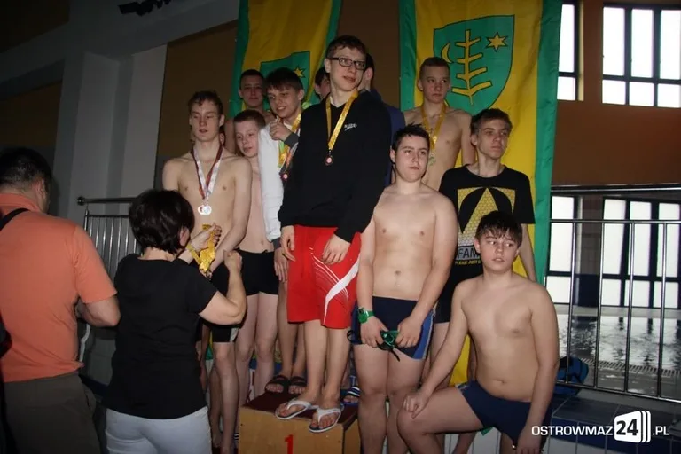 Międzyszkolna rywalizacja na basenie (zdjęcia)