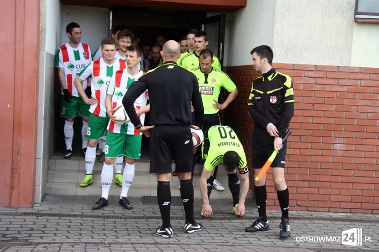 Ostrovia remisuje z outsiderem (zdjęcia, wideo)