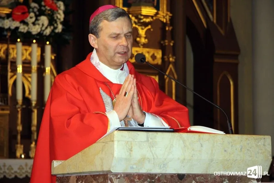Bierzmowanie ostrowskiej młodzieży (zdjęcia)
