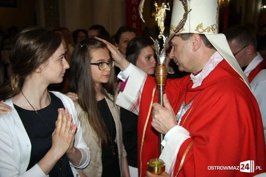 Bierzmowanie ostrowskiej młodzieży (zdjęcia)