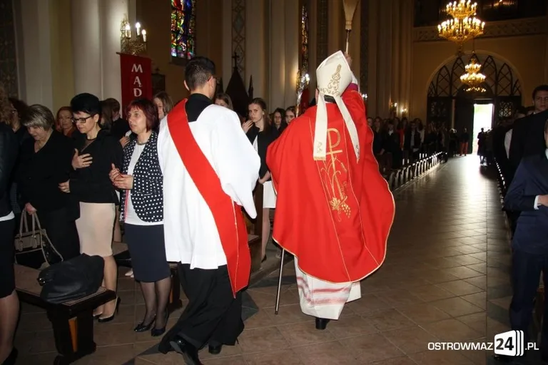 Bierzmowanie ostrowskiej młodzieży (zdjęcia)