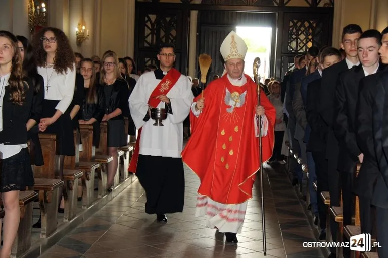 Bierzmowanie ostrowskiej młodzieży (zdjęcia)