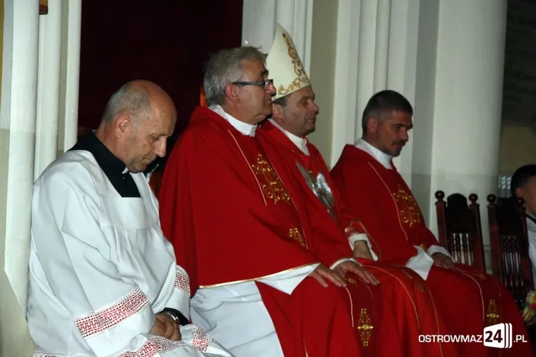 Bierzmowanie ostrowskiej młodzieży (zdjęcia)