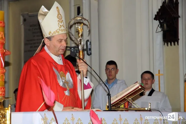 Bierzmowanie ostrowskiej młodzieży (zdjęcia)