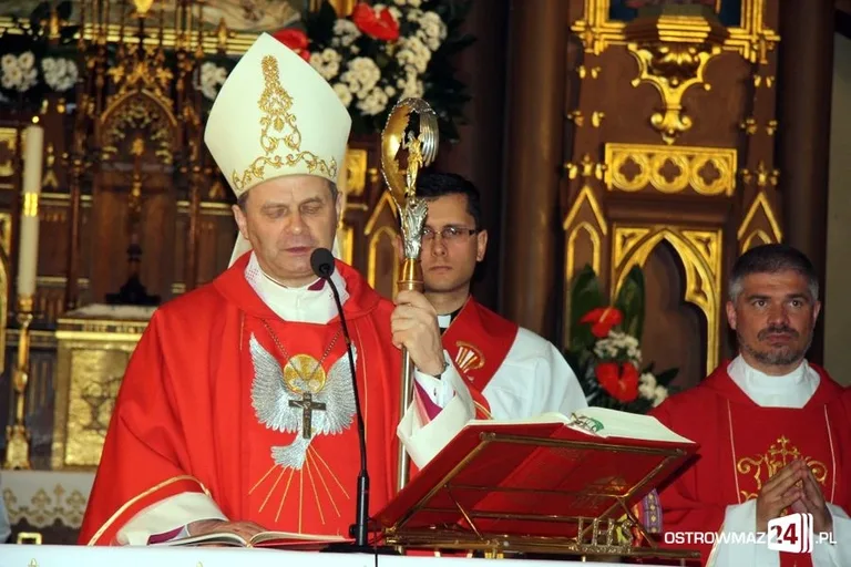 Bierzmowanie ostrowskiej młodzieży (zdjęcia)