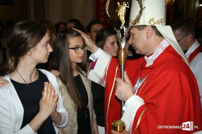 Bierzmowanie ostrowskiej młodzieży (zdjęcia)