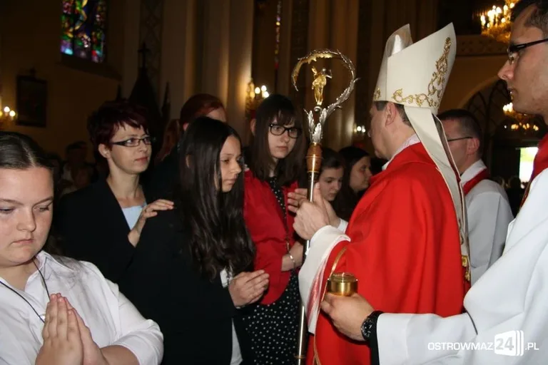 Bierzmowanie ostrowskiej młodzieży (zdjęcia)