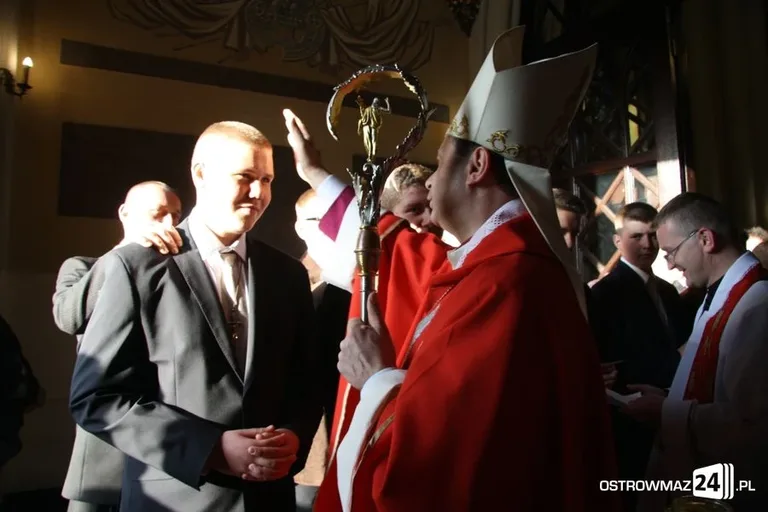 Bierzmowanie ostrowskiej młodzieży (zdjęcia)