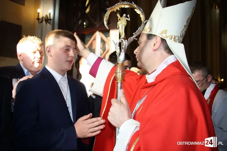 Bierzmowanie ostrowskiej młodzieży (zdjęcia)