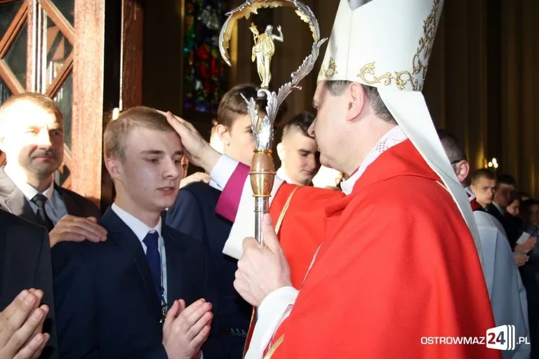 Bierzmowanie ostrowskiej młodzieży (zdjęcia)