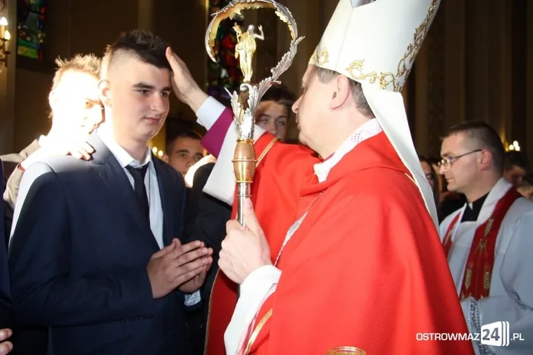 Bierzmowanie ostrowskiej młodzieży (zdjęcia)