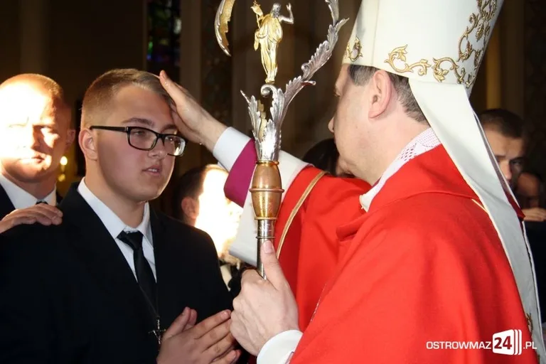 Bierzmowanie ostrowskiej młodzieży (zdjęcia)