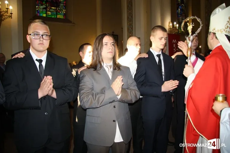 Bierzmowanie ostrowskiej młodzieży (zdjęcia)